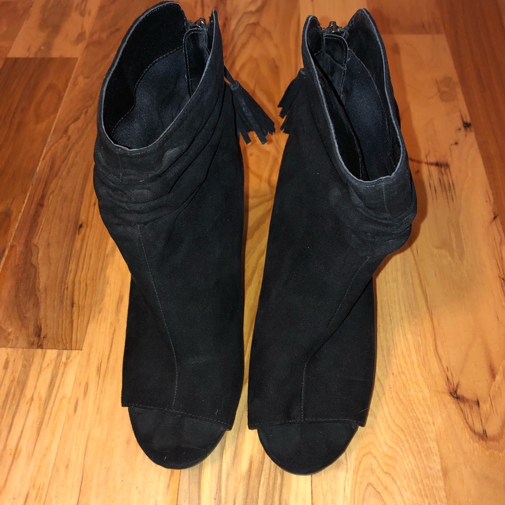 Black peak toe heeled boots